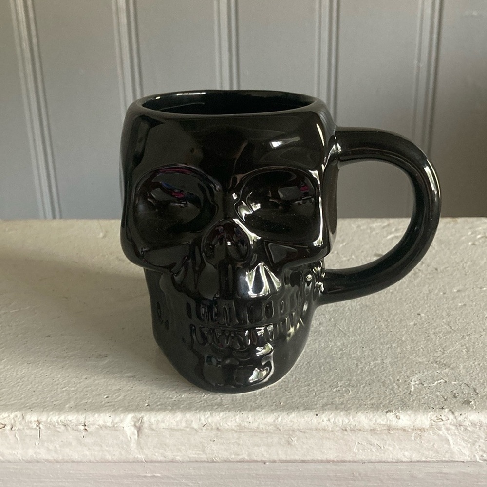 NWT- 16.9floz- Black Ceramic Glazed Skull 💀 Mug